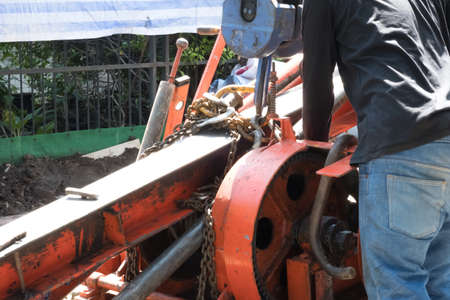 Rigging truck transportation lifting heavy printing machine with hydraulic oil power mechanical...