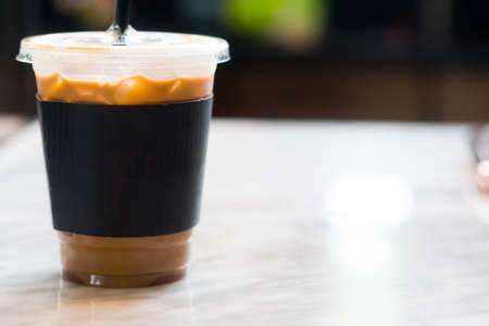 Iced coffee with black paper sleeve
 Save
Download Preview
Iced black coffee with brown paper sleeve on tableの写真素材