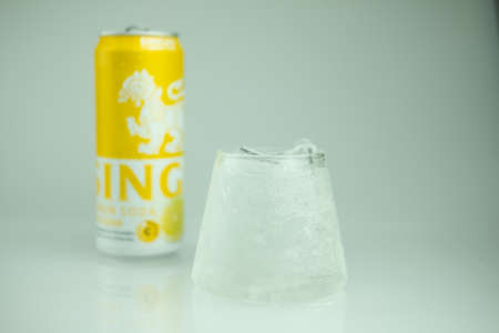 Samut Prakan, Thailand - September 11, 2020 : The new products from "Singha". Can of singha lemon soda no sugar with ice in glass. The brand is SINGHA, one of most famous beverage brand in Thailand.のeditorial素材