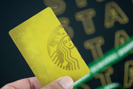 Samut Prakan, Thailand - February 2, 2020 : Hand holding my Starbucks Rewards gold card. Gold Levelのeditorial素材