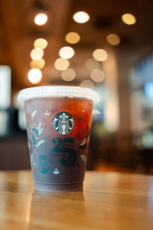 Bangkok, Thailand - October 16, 2023 : A cup of reusable cup cold  Americano 25th Anniversary, Starbucks Thailand, get 1 free when purchasing any type of beverage, size 12 ounces or more. Limited-editionのeditorial素材