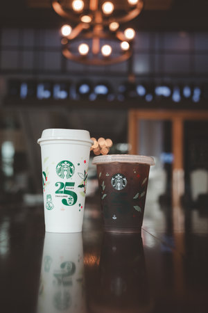 Bangkok, Thailand - October 18, 2023 : Reusable cup 25th Anniversary, Starbucks Thailand, get 1 free when purchasing any type of beverage, size 12 ounces or more. Limited-editionのeditorial素材