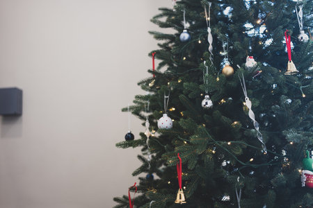Christmas tree with baubles and garlands decortion in roomの写真素材