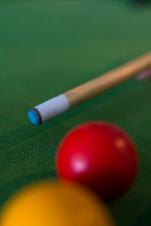 Selective focus of billiard cue butts in a billiard table