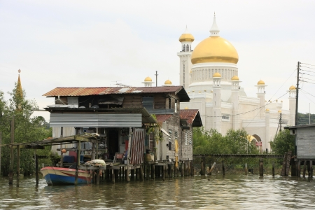 Stilt houses of Kampong Ayer and Sultan Omar Ali Saifudding Mosque, Bandar Seri Begawan, Brunei, Southeast Asiaのeditorial素材