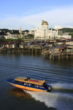Stilt houses of Kampong Ayer and Sultan Omar Ali Saifudding Mosque, Bandar Seri Begawan, Brunei, Southeast Asiaのeditorial素材