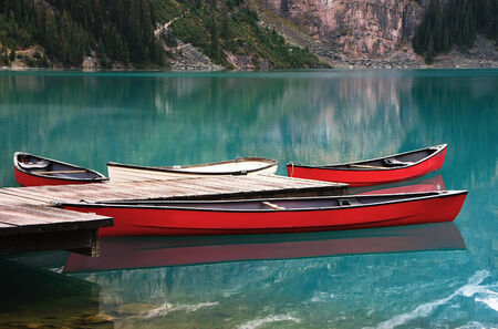 Red canoes at Lake Ohara, Yoho National Park, British Columbia, Canadaの写真素材