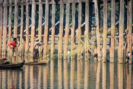 Local man fishing with a net, Amarapura, Mandalay region, Myanmarのeditorial素材