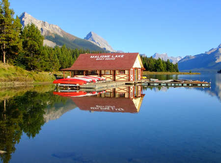 Maligne lake, Jasper national park, Alberta, Canadaのeditorial素材