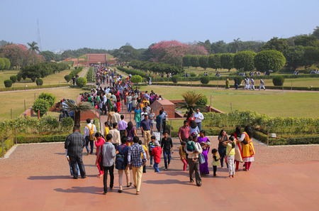 People walking to and from Lotus temple in New Delhi, India. it serves as the Mother Temple of the Indian subcontinent and has become a prominent attraction in the city.のeditorial素材
