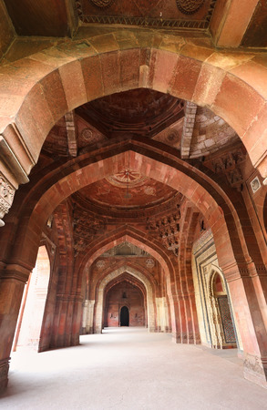 Interior of Qila-i-kuna Mosque, Purana Qila, New Delhi, India. This fort is the oldest known structure of any type in Delhi.のeditorial素材