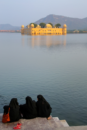 Muslim women sitting on the shore of Man Sagar Lake in Jaipur, Rajasthan, India.のeditorial素材