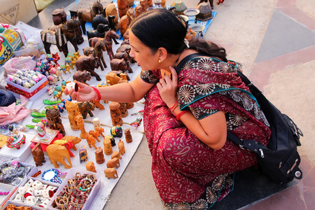 Indian woman shopping for souvenirs at Man Sagar Lake in Jaipur, Rajasthan, India.のeditorial素材