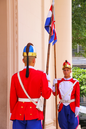 Guards standing by the entrance of National Pantheon of the Heroes in Asuncion, Paraguay. It  is the mausoleum of the country, where lie the remains of the great heroes of Paraguayan history.のeditorial素材