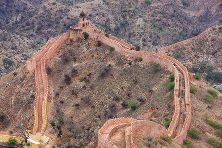 Defensive wall of Jaigarh Fort on Aravalli Hills near Jaipur, Rajasthan, India. The fort was built by Jai Singh II in 1726 to protect the Amber Fortのeditorial素材