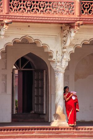 Woman standing in Anguri Bagh (Grape Garden), Agra Fort, Uttar Pradesh, India. The fort was built primarily as a military structure, but was later upgraded to a palace.のeditorial素材