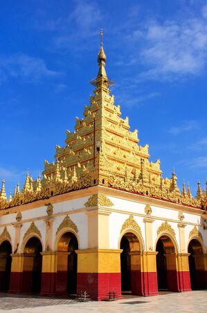 Mahamuni Pagoda on a blue sky day in Mandalay, Myanmar. Mahamuni Pagoda is a Buddhist temple and major pilgrimage site in Myanmar.の写真素材