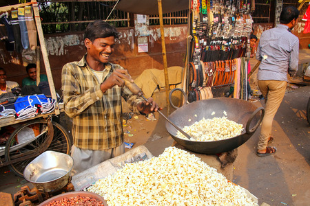 Young man popping popcorn at Kinari Bazaar in Agra, Uttar Pradesh, India. Agra is one of the most populous cities in Uttar Pradeshのeditorial素材