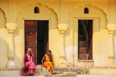Local women sitting in the second courtyard of Amber Fort, Rajasthan, India. Amber Fort is the main tourist attraction in the Jaipur area.のeditorial素材