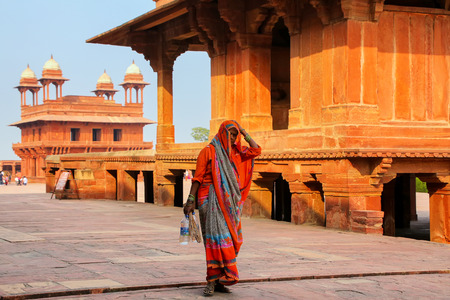 Woman walking in Fatehpur Sikri complex in Uttar Pradesh, India. Fatehpur Sikri is one of the best preserved examples of Mughal architecture in India.のeditorial素材