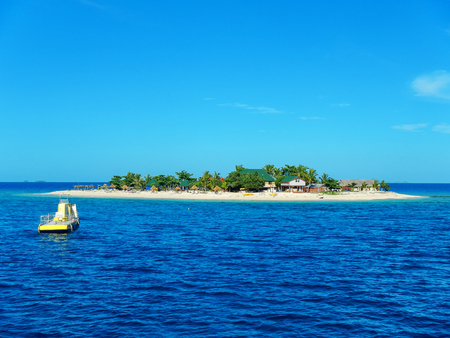 Photo pour South Sea Island in Mamanuca Island group, Fiji. This group consists of about 20 islands. - image libre de droit