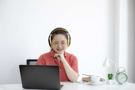 The businesswoman is on a teleconference with her partner and secretary, the company announces that employees work from home to prevent the spread of COVID-19. The idea of working from home.の写真素材