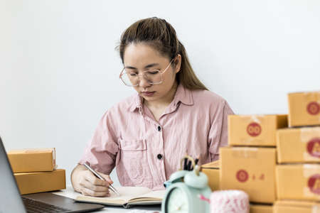 The admin page is posting the order list on the care page, online shopping is very popular because it is convenient, you don't have to leave the house to receive the goods. Online trading ideas.の写真素材