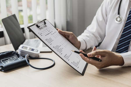 The doctor is explaining the details of the patient's physical examination. The concept of annual physical examination for healthy health care and timely disease detection and treatment.の写真素材