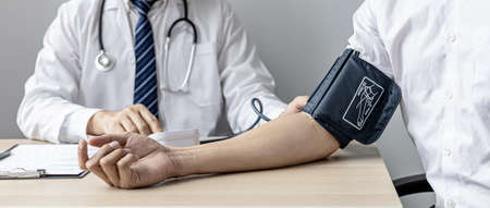 The doctor shows a document informing the results of the examination, the doctor explains the results of the tests found and treatment guidelines. Concept of examination and treatment of disease.の写真素材
