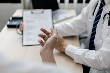 The doctor is explaining the details of the patient's physical examination. The concept of annual physical examination for healthy health care and timely disease detection and treatment.の写真素材