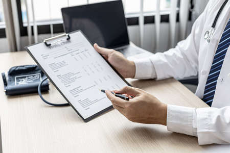 The doctor is explaining the details of the patient's physical examination. The concept of annual physical examination for healthy health care and timely disease detection and treatment.の写真素材