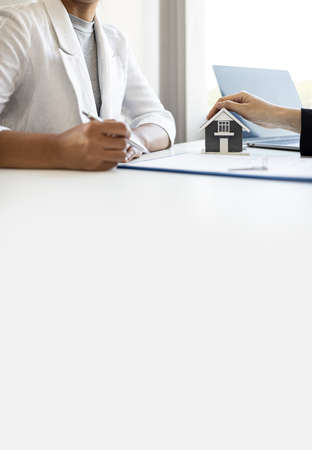 A housing project client is signing a housing purchase agreement, signing a purchase agreement to maintain the rights of each party when either party breaches the contract. real estate trading ideas.の写真素材