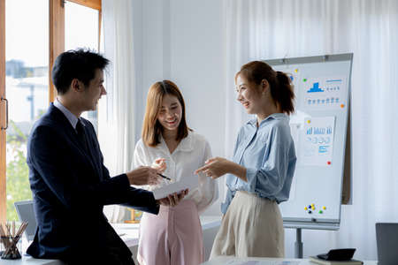 Marketing team meetings for startup companies, brainstorming meetings for implementation planning, management by new generations, marketing planning for startup companies. Opening a startup company.の写真素材