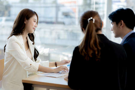 Marketing team meetings for startup companies, brainstorming meetings for implementation planning, management by new generations, marketing planning for startup companies. Opening a startup company.の写真素材