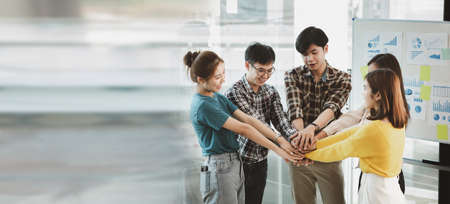 Coordination of the startup management team, businessmen joint venture start up companies, they are young entrepreneurs start up companies. up together to manage a plan to make the company profitable.の写真素材