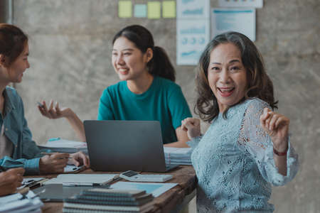 Close-up elderly woman talking, she is a senior executive of a company, company management by female executives, senior management meeting with company employees, board meeting. Meeting concept.の写真素材