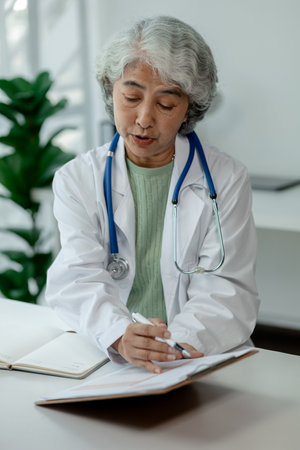 Doctor examining an elderly patient, An elderly patient is being diagnosed by a doctor in the hospital, The doctor is explaining the treatment plan to the patient, doctor idea.の写真素材