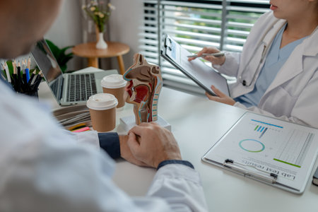 two ENT specialists are discussing the most appropriate treatment for a patient, the two doctors are exchanging their opinions on ENT treatment, anatomy, stethoscope, modelの写真素材