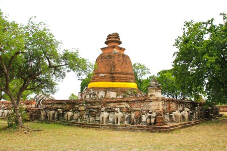Old Temple Architecture at Wat Maheyong, Ayutthaya, Thailand.の写真素材