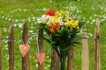 Bunter Blumenstrauss am Gartenzaunの写真素材