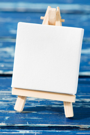 Little easle on a tableの写真素材