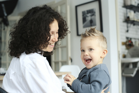 Mother and little child play in homeの写真素材
