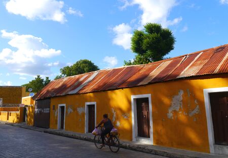 Izamal Yucatan Mexico City monastery convent church yellowのeditorial素材