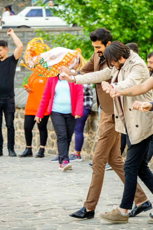 8 May 2022 Diyarbakir Turkey. People playing halay with drum and zurna on ten eyed bridgeのeditorial素材