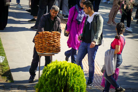 8 May 2022 Diyarbakir Turkey. Street bagel seller in Diyarbakirのeditorial素材