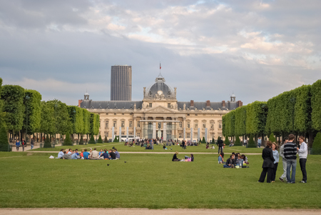 PARIS, FRANCE, June 18: Parisians and guests of the city rest on the lawn of the Champs de Mars on 18 June 2012. In the background is the building of the Paris Military school.のeditorial素材