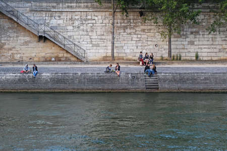 Paris, France, June 22: the Parisians and visitors of city resting on a hot sunny day on the embankment Seine River June 22, 2012 in Paris.のeditorial素材