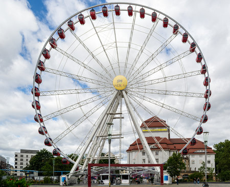 Dresden, Germany, August 3. Tourists and visitors of the city ride on the city Ferris wheel in Dresden on August 3, Dresden, Germany, August 3. Tourists and visitors of the city ride on the city Ferris wheel in Dresden on August 3, 2023.のeditorial素材