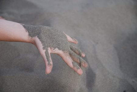 fine sand leaking trought woman handsの写真素材