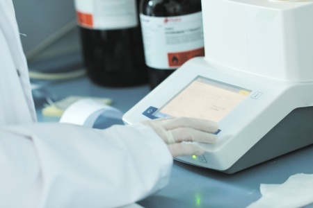 technician in lab use modern equipment